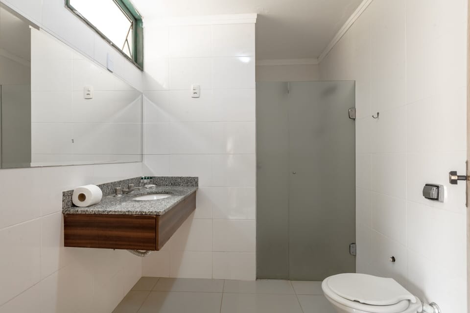 Economy Triple Room, Multiple Beds | Bathroom | Shower, towels, soap, shampoo
