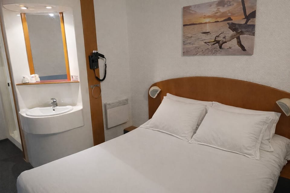 Standard Double Room | Desk, blackout drapes, free WiFi, bed sheets