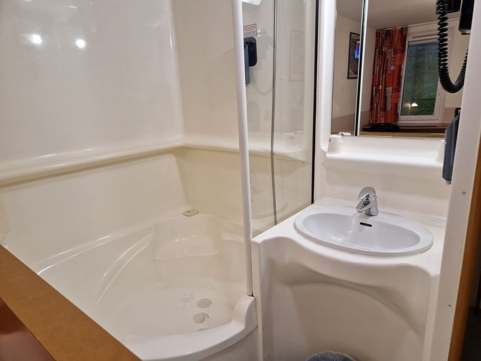 Double Room | Bathroom | Combined shower/tub, free toiletries, hair dryer, towels