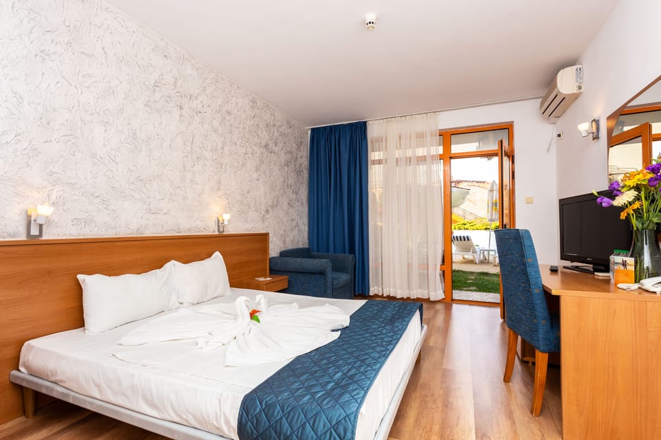 Family Double or Twin Room | Individually decorated, individually furnished, desk, laptop workspace