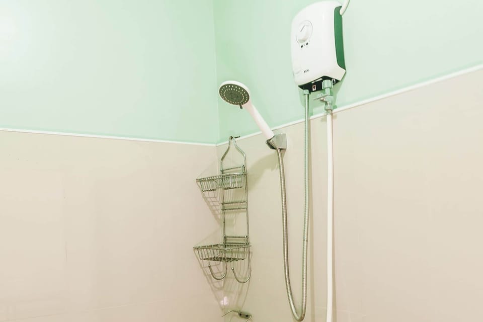 Deluxe Double Room, Balcony | Bathroom | Shower, rainfall showerhead, free toiletries, towels