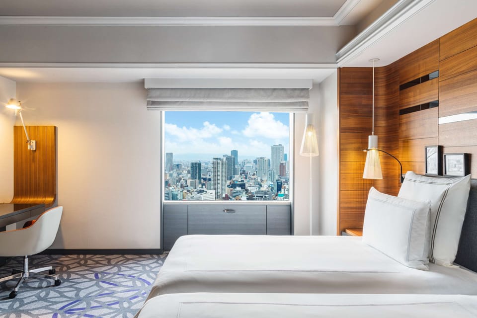 Down comforters, in-room safe, desk, blackout drapes
