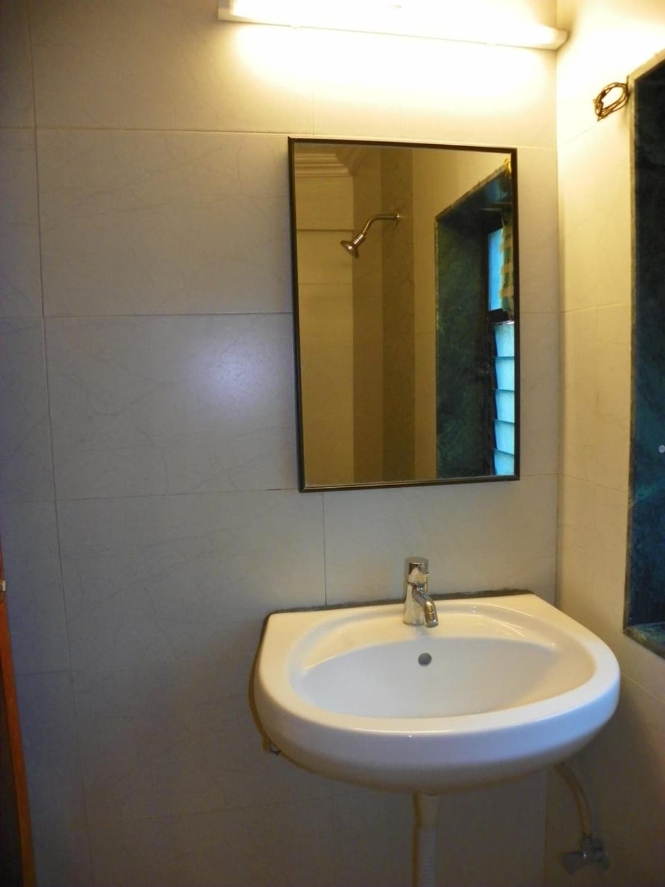 Shower, free toiletries, towels