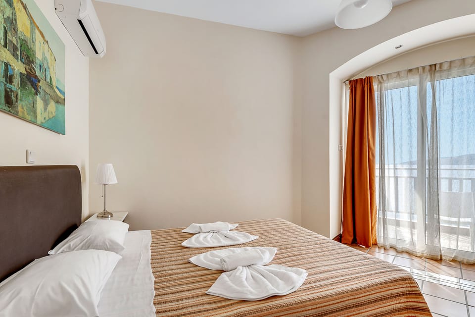 Superior Double Room, Hot Tub, Sea View | In-room safe, individually decorated, individually furnished, desk