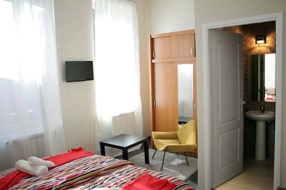 Family Room, Private Bathroom | Blackout drapes, free WiFi, bed sheets
