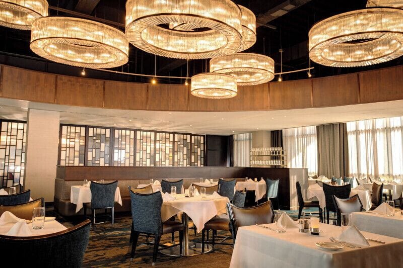 4 restaurants; lunch and dinner served