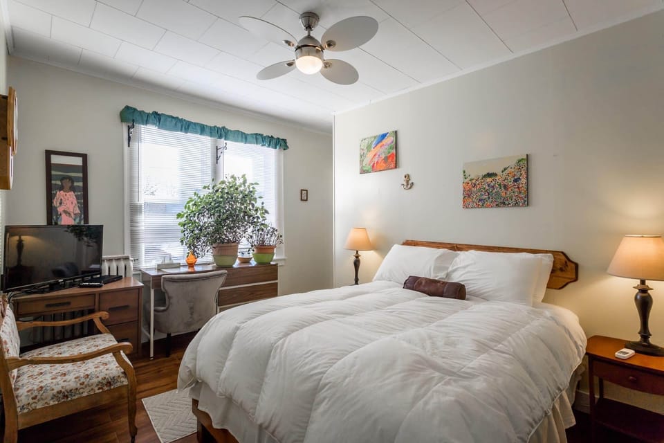 Main House B&B, 1 Queen Bed | Iron/ironing board (on request), WiFi (free), alarm clocks, bed sheets