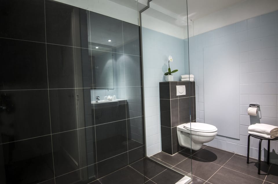 Family Room | Desk, blackout drapes, free WiFi, bed sheets