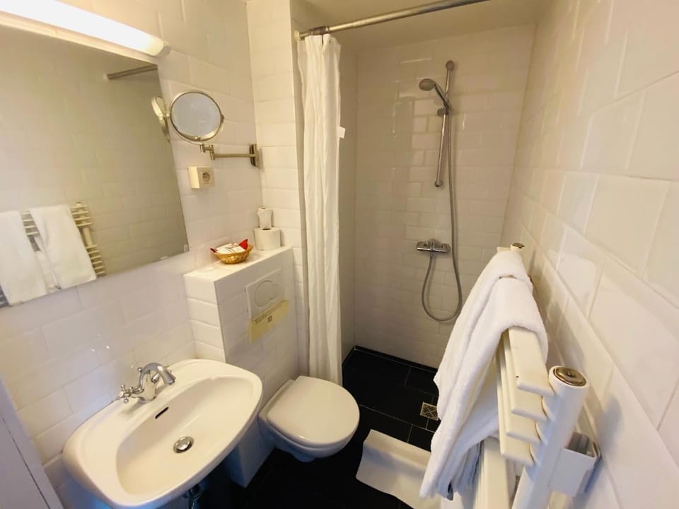 Combined shower/tub, deep soaking tub, free toiletries, hair dryer