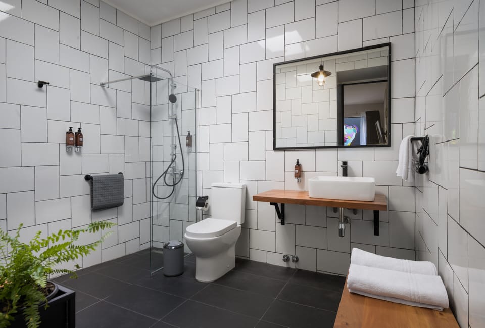 Shower, rainfall showerhead, free toiletries, hair dryer