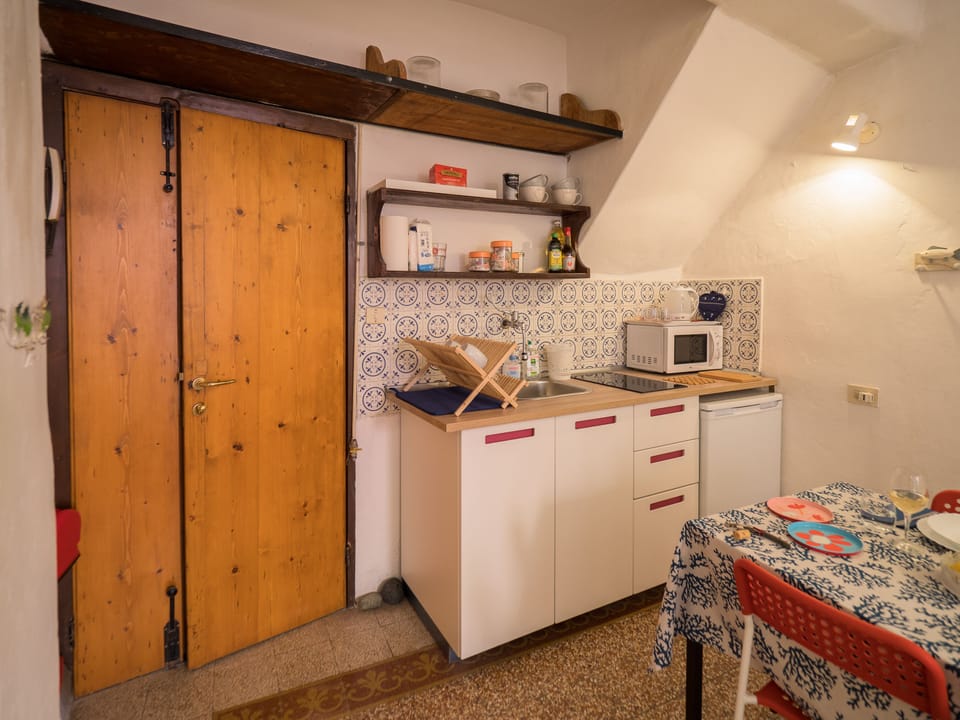 Apartment, 2 Bedrooms, Kitchen | Private kitchenette | Full-size fridge, stovetop, coffee/tea maker, cookware/dishes/utensils