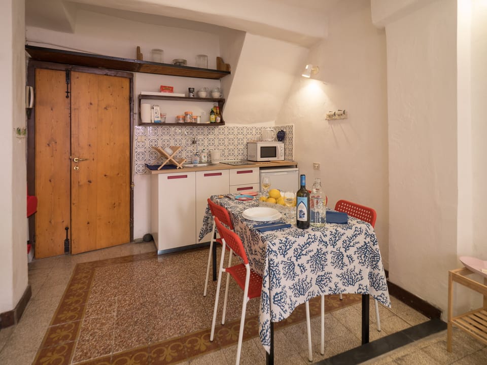 Apartment, 2 Bedrooms, Kitchen | Private kitchenette | Full-size fridge, stovetop, coffee/tea maker, cookware/dishes/utensils