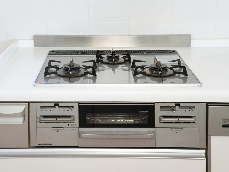 Family Cottage | Private kitchen | Fridge, microwave, stovetop, electric kettle