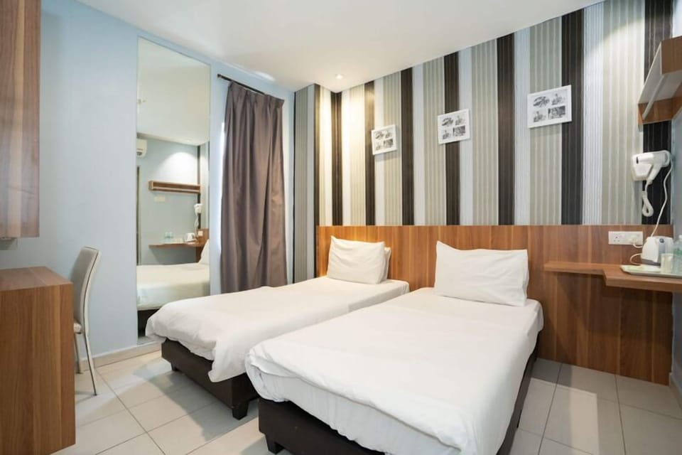 Basic Twin Room | Desk, iron/ironing board