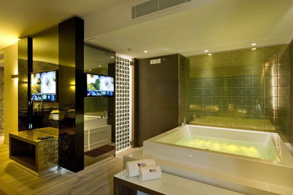 Private spa tub