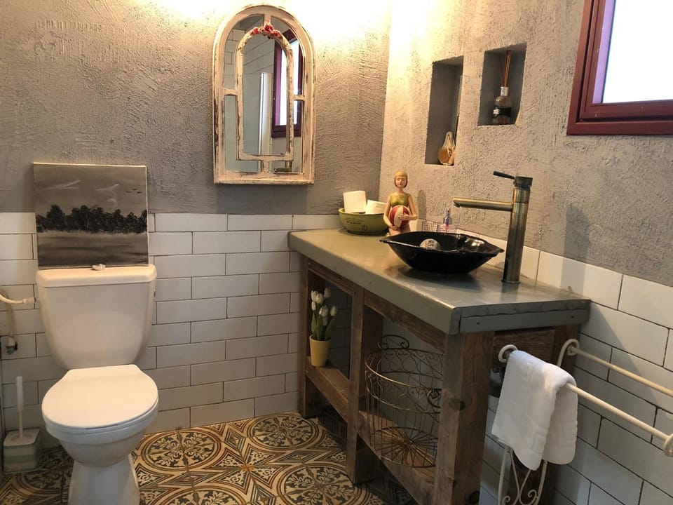 Deluxe Cabin | Bathroom | Separate tub and shower, jetted tub, bathrobes, towels