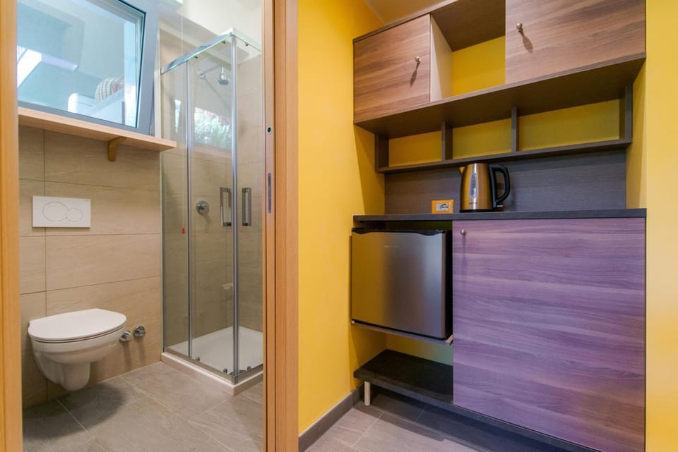 Shower, towels