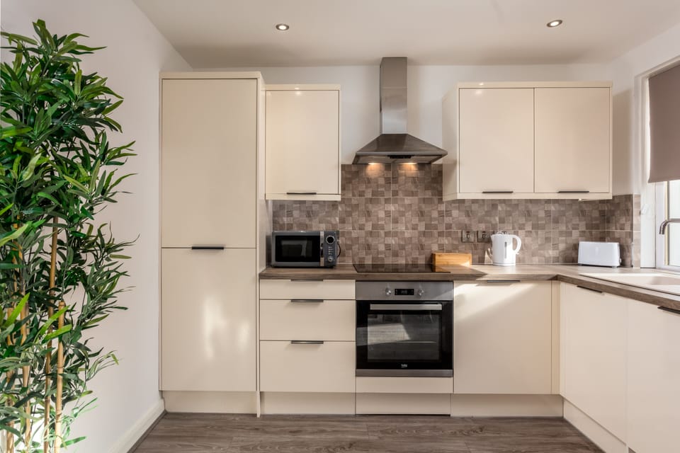 Comfort Apartment, 1 Double Bed, Non Smoking | Private kitchen | Fridge, microwave, oven, stovetop