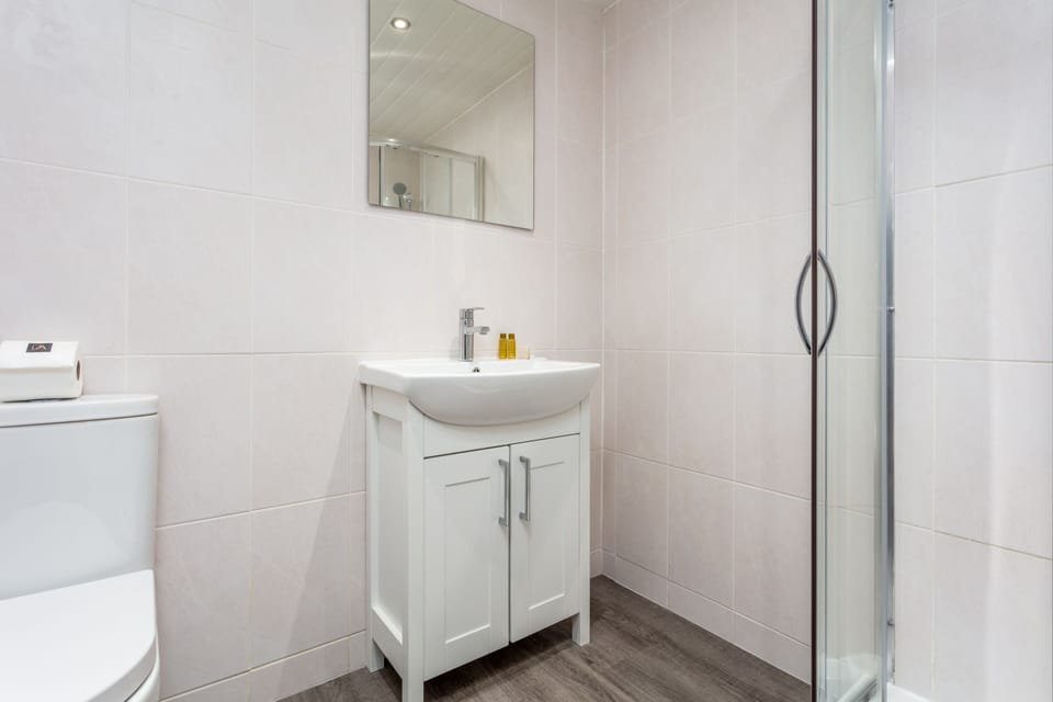 Comfort Apartment, 1 Double Bed, Non Smoking | Bathroom | Shower, free toiletries, hair dryer, towels