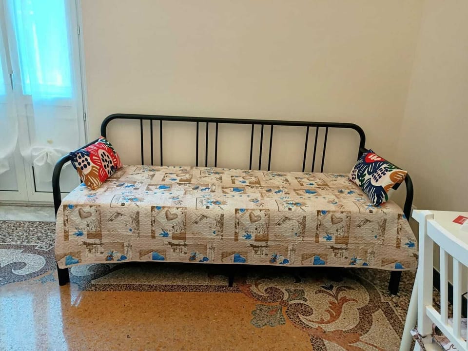Quadruple Room, Shared Bathroom | Desk, cribs (free), WiFi (free), bed sheets