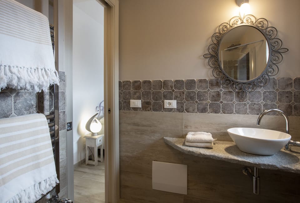 Deluxe Double Room, Partial Sea View (Lavanda) | Bathroom sink