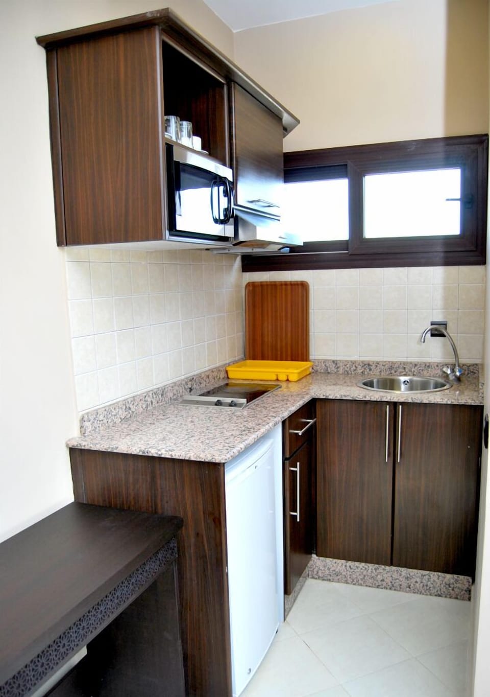 Comfort Studio | Private kitchenette | Fridge, microwave, stovetop, cookware/dishes/utensils