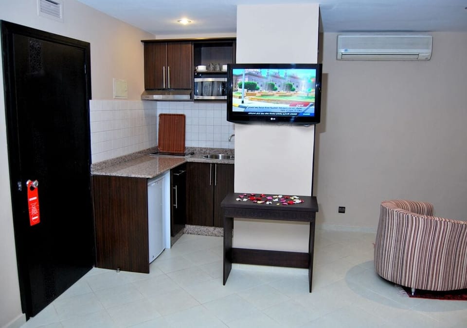 Fridge, microwave, stovetop, cookware/dishes/utensils