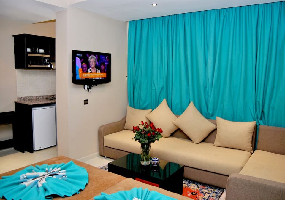 Comfort Studio | Living room | 32-inch plasma TV with satellite channels, TV
