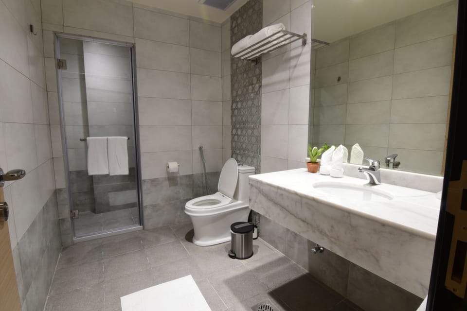 Separate tub and shower, rainfall showerhead, free toiletries