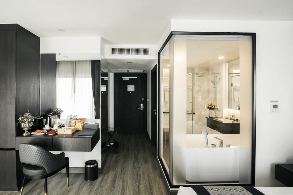 Executive Room, 1 King Bed, Balcony, River View | Minibar, desk, free WiFi