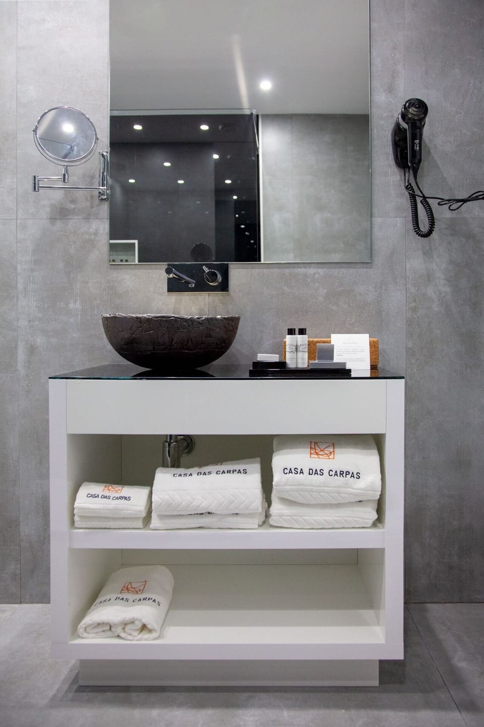 Shower, rainfall showerhead, free toiletries, hair dryer