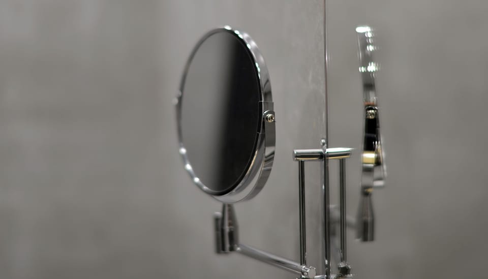 Shower, rainfall showerhead, free toiletries, hair dryer