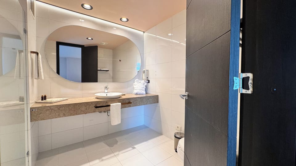 Deluxe Studio Suite, 1 King Bed | Down comforters, minibar, in-room safe, desk