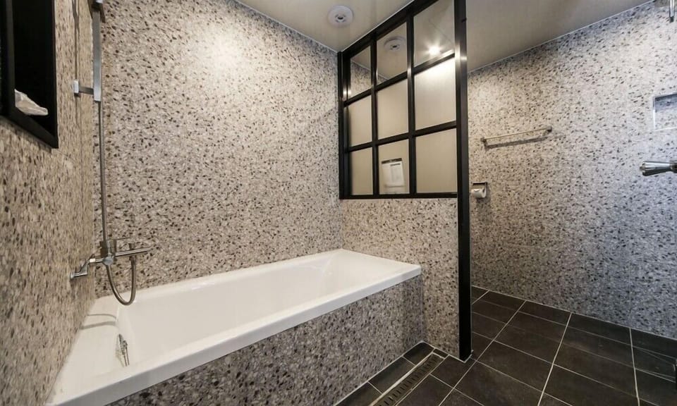 Deluxe Double Room | Bathroom | Hair dryer, bathrobes, slippers, bidet