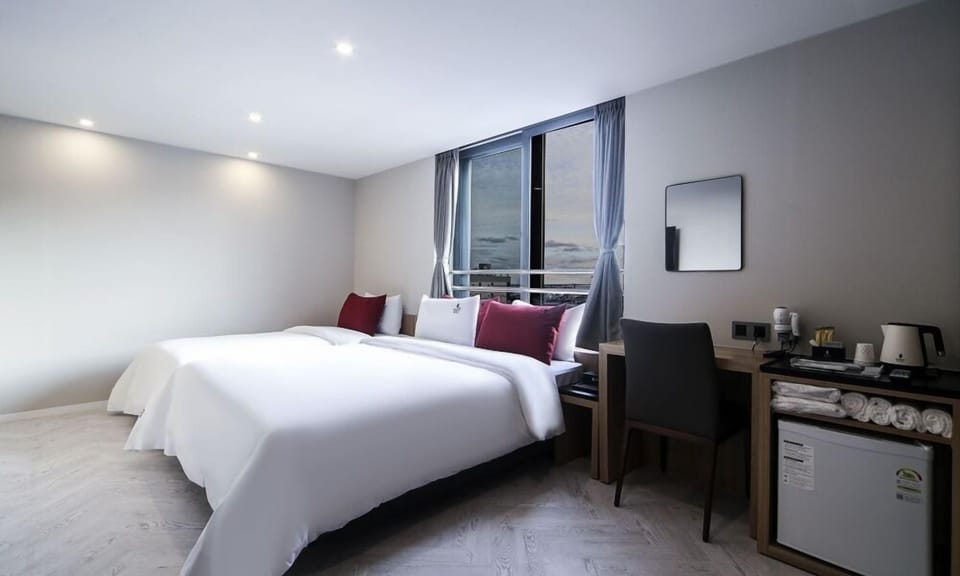 Deluxe Twin Room | Premium bedding, individually decorated, individually furnished, desk