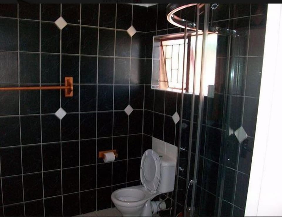 Rainfall showerhead, free toiletries, hair dryer, towels