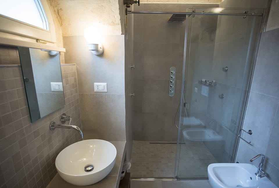 Deluxe Double Room, Balcony | Bathroom | Shower, hair dryer, slippers, bidet