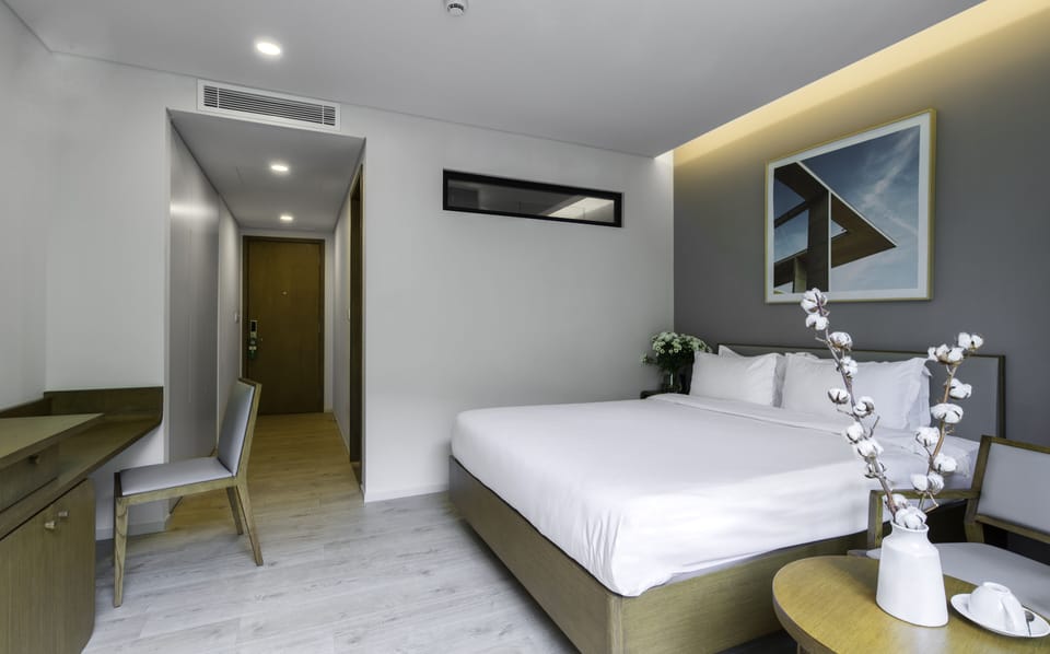 Deluxe Double Room, 1 Queen Bed, Garden View | Living area | Flat-screen TV