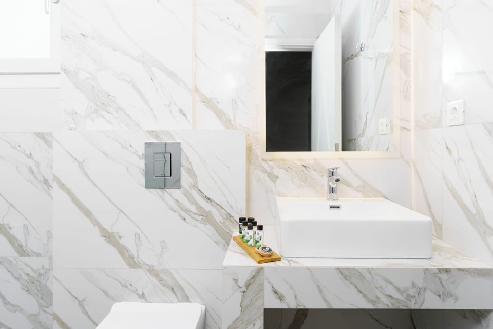 Suite, Sea View | Bathroom | Shower, free toiletries, hair dryer, towels