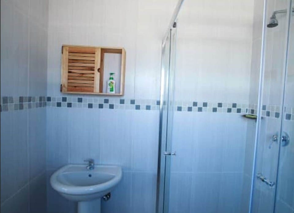 Deluxe Double Room (Mozambique) | Bathroom | Rainfall showerhead, free toiletries, towels, soap