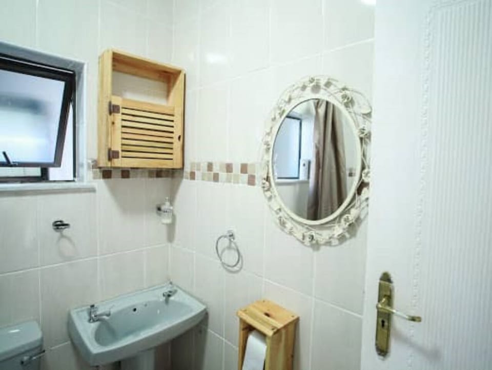 Rainfall showerhead, free toiletries, towels, soap