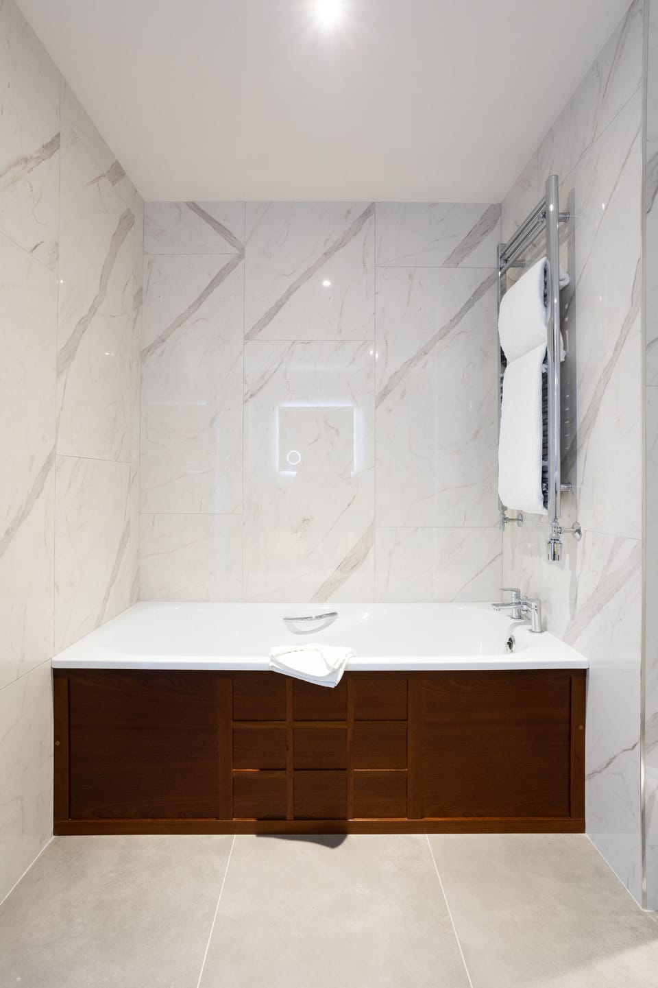 Superior Double Room, 1 King Bed, Non Smoking, Ensuite | Bathroom | Free toiletries, hair dryer, towels, soap