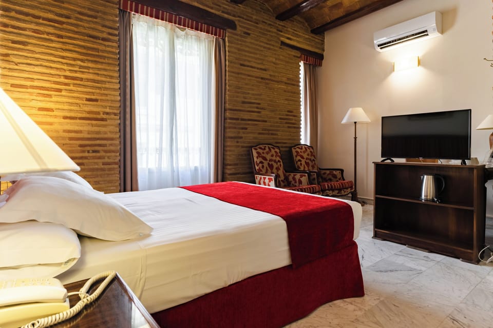 Premium bedding, in-room safe, desk, blackout drapes
