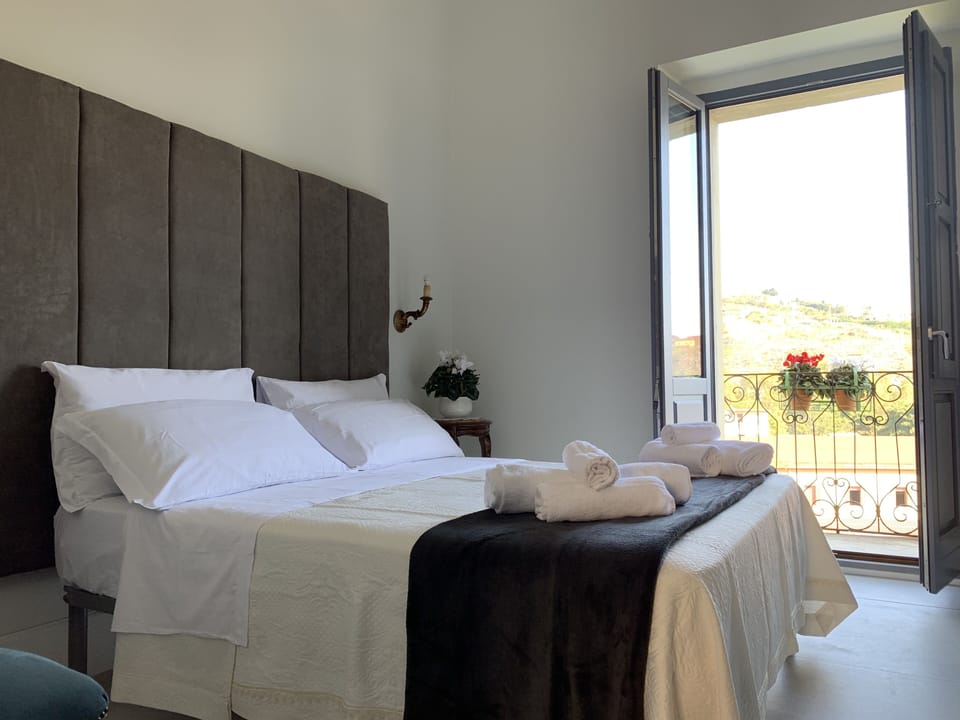 Double Room, Balcony | Soundproofing, iron/ironing board, free WiFi, bed sheets