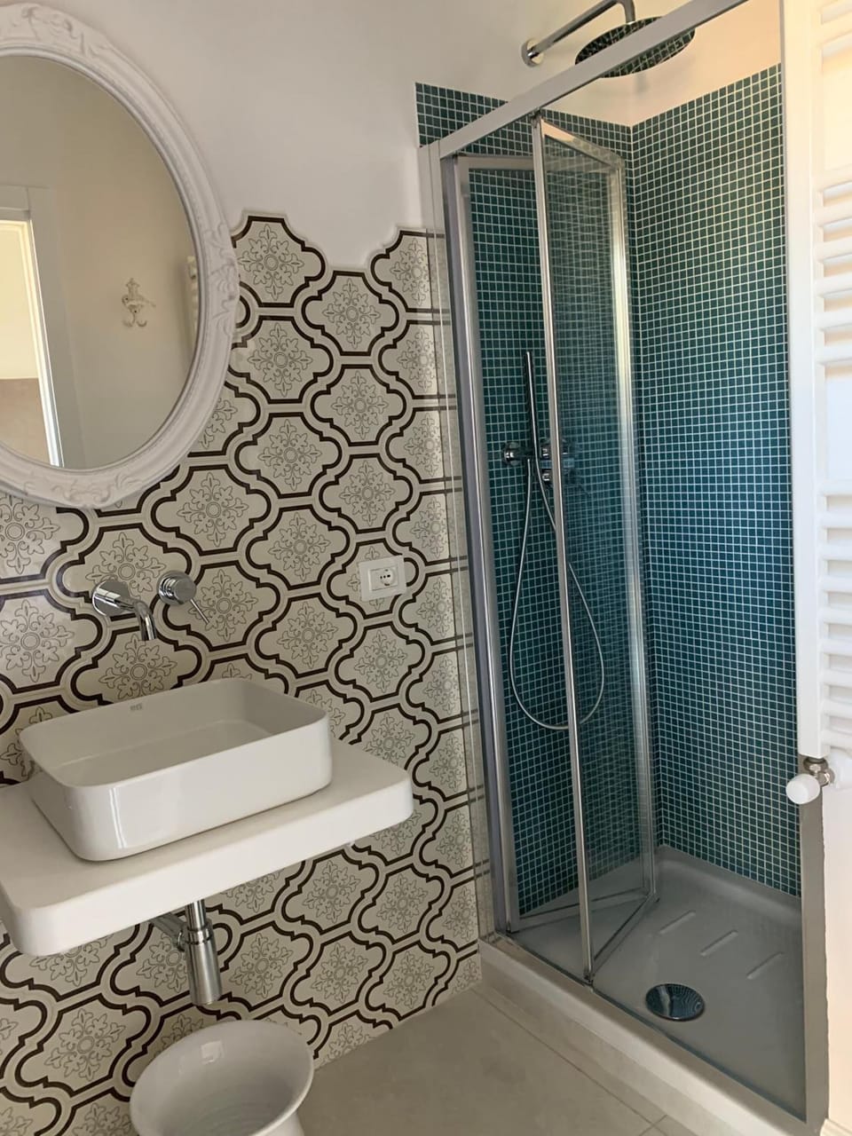 Shower, free toiletries, hair dryer, bidet
