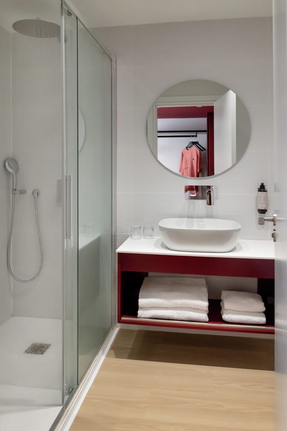 Superior Room, 1 Double Bed | Bathroom | Shower, free toiletries, hair dryer, bathrobes