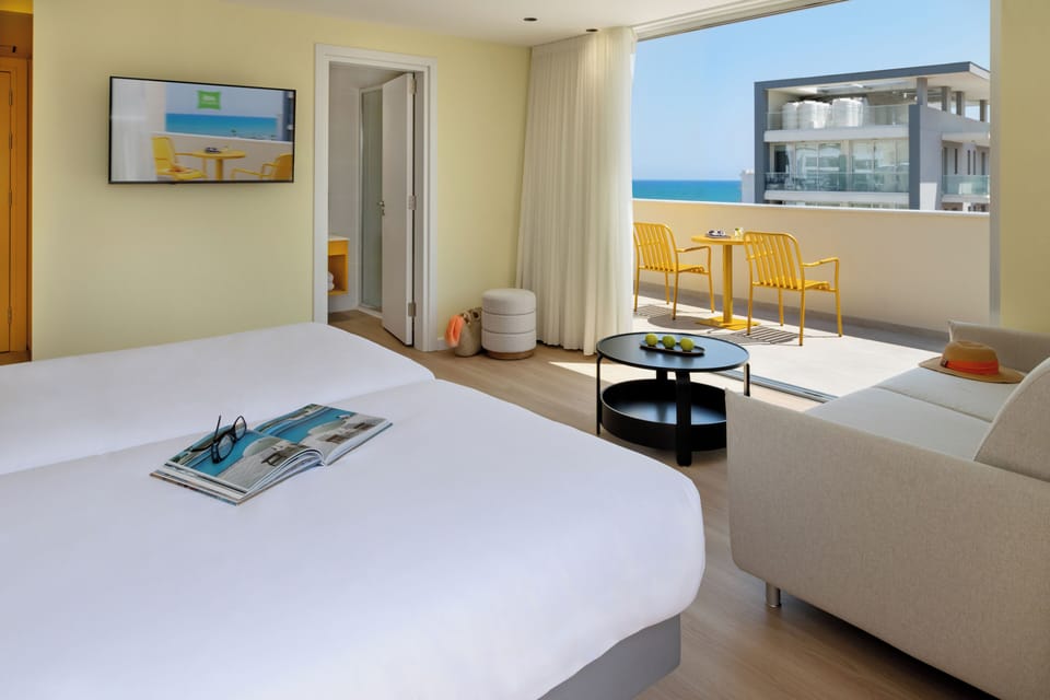 Premium Room, 1 King Bed (Premium) | Premium bedding, minibar, in-room safe, desk