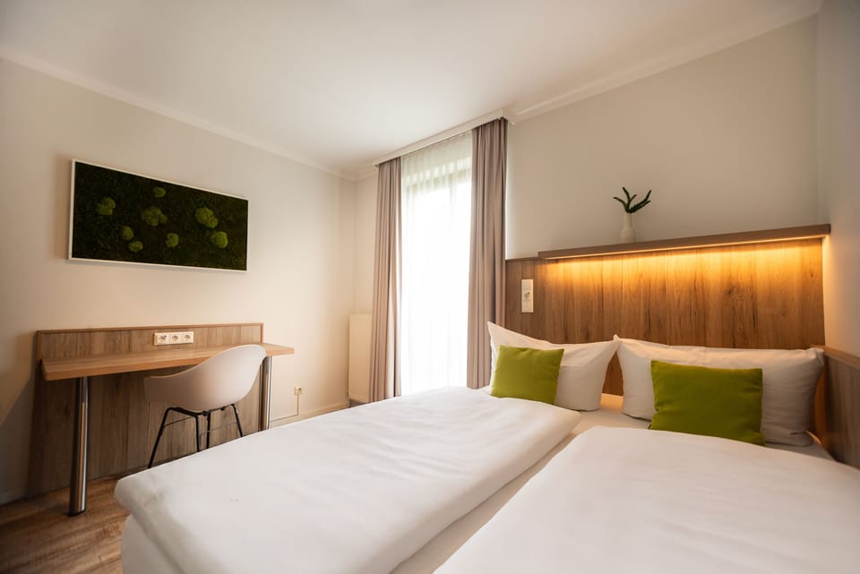 Double Room, 1 Queen Bed | Hypo-allergenic bedding, minibar, in-room safe, desk