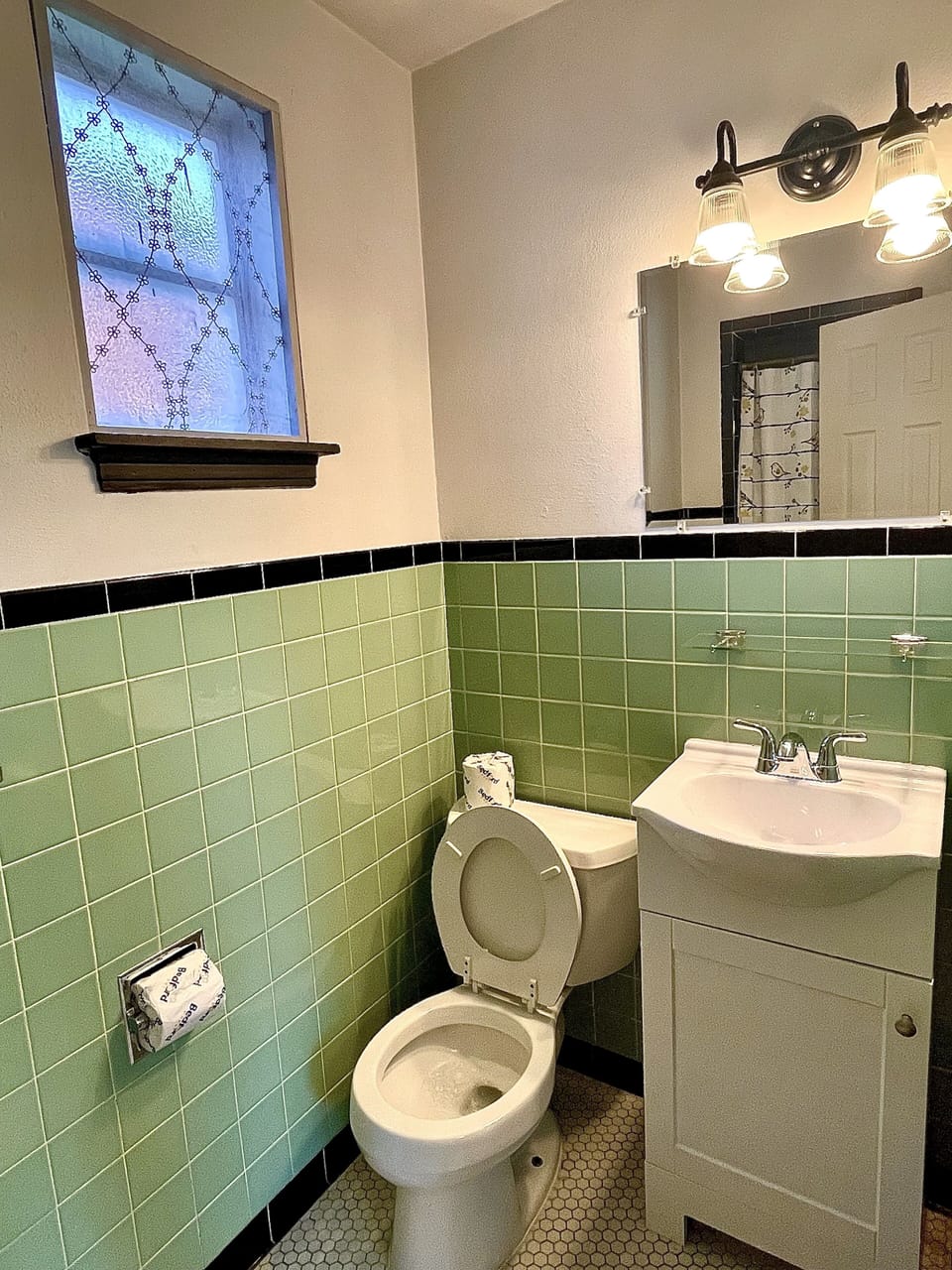 Comfort Double Room, 2 Double Beds, Non Smoking | Bathroom | Free toiletries, towels, soap, shampoo