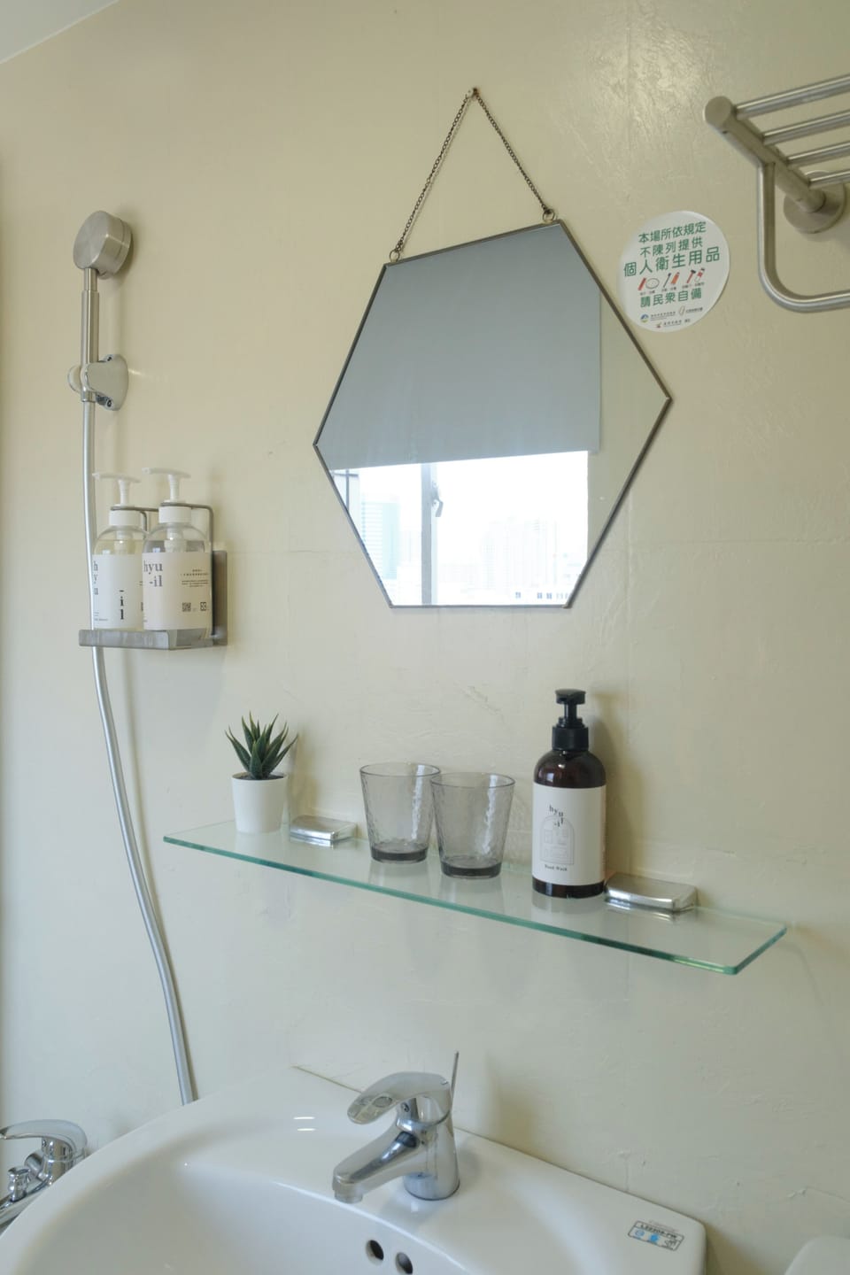 Superior Double Room | Bathroom | Shower, free toiletries, hair dryer, slippers